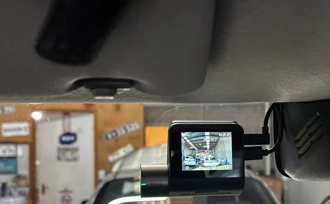 Front dash cam on a Suzuki Jimny showing live recording screen
