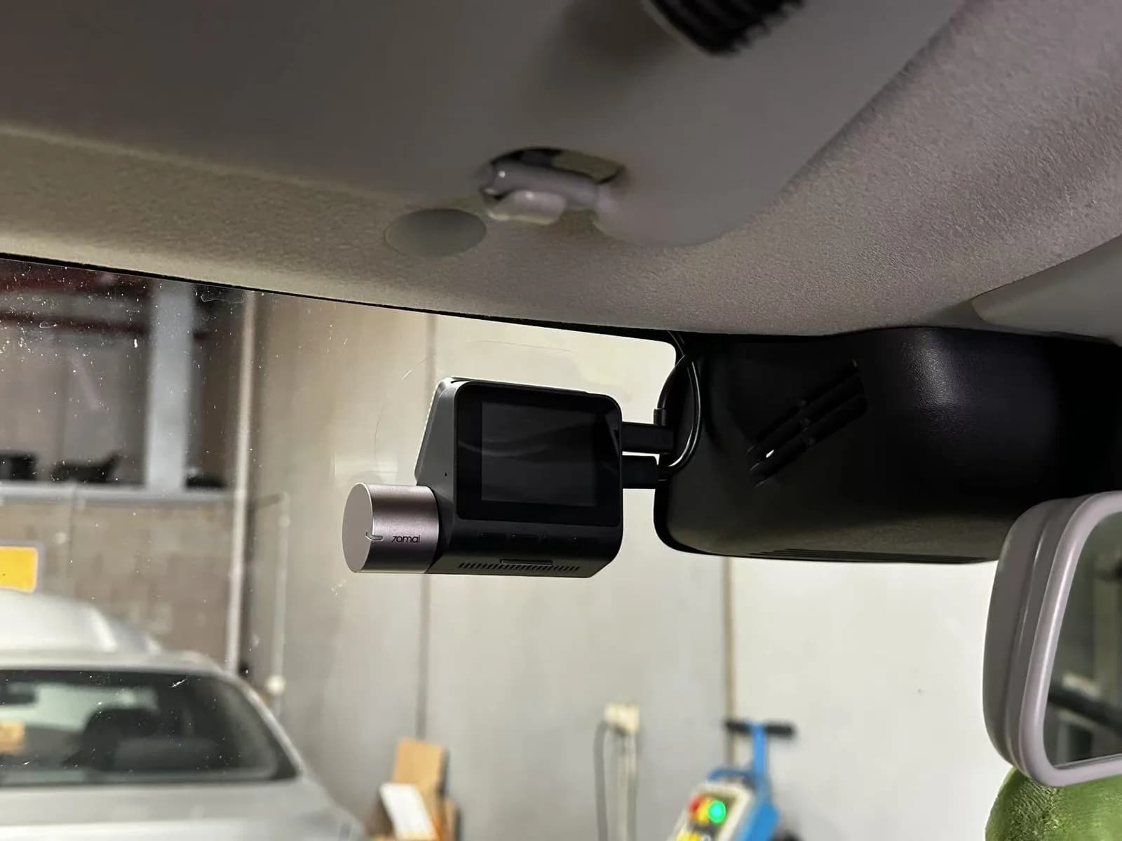 Front dash cam mounted behind the rear-view mirror on a Suzuki Jimny