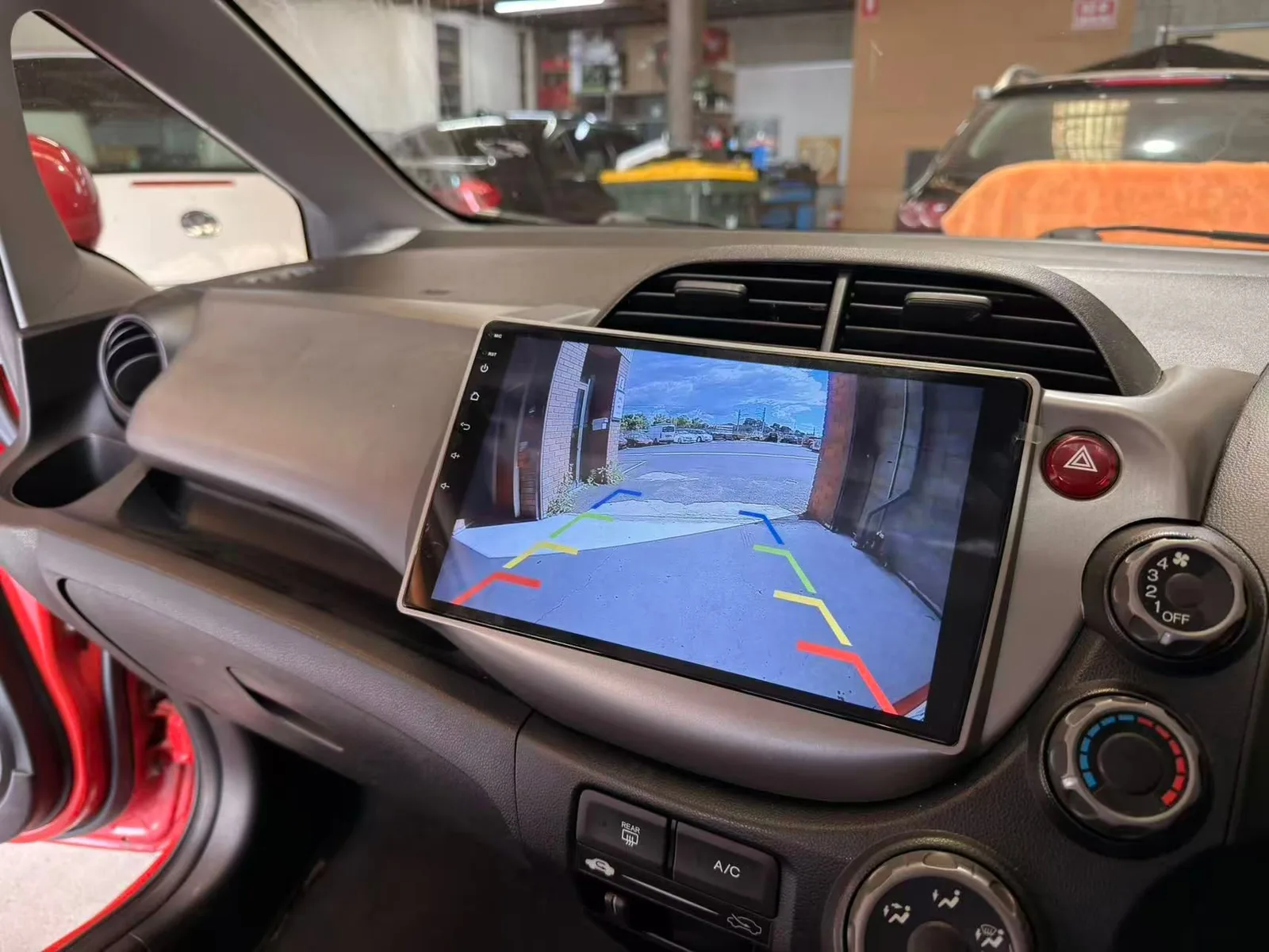 HD reverse camera view with coloured parking guidelines on the new screen in a 2010 Honda Jazz